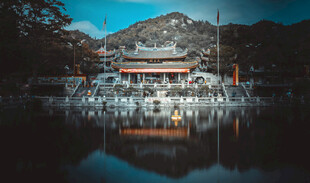 山水间的中式建筑倒影
