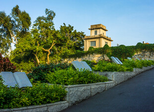园林小径旁的古朴建筑