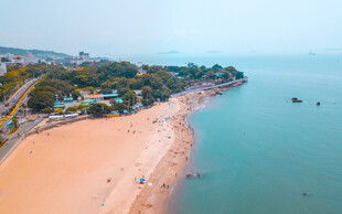 美丽海滨沙滩与清澈海水