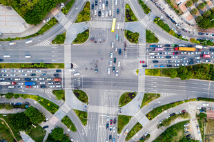 城市十字路口交通俯瞰图