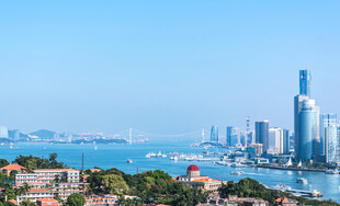 海滨城市天际线景观