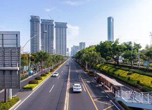 城市宽阔道路与高楼景观