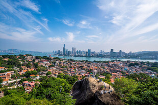 俯瞰城市与山海美景