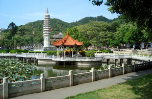 湖畔宝塔与亭的秀丽景致