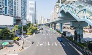 城市高架桥旁的宽阔道路