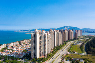 海滨城市高楼景观