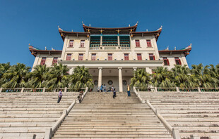 中式古建筑前的石阶景观