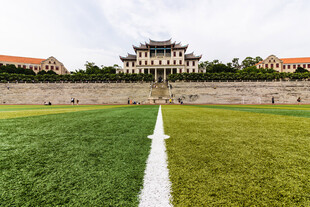 校园操场与古典建筑景观