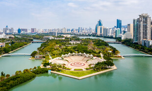 城市河畔风光秀丽景色
