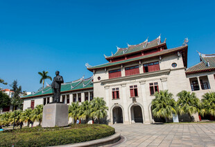 中式古建筑前的骑马雕像