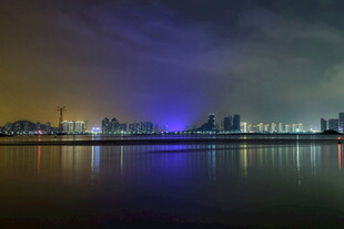 城市夜景下的绚丽河畔风光