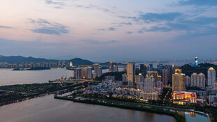 城市江畔黄昏美丽景致