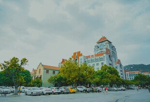 湖畔欧式建筑风景如画