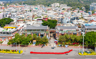 俯瞰多彩城镇街景