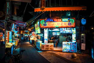 夜晚热闹的街边小店