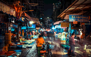 夜晚热闹的市井街道景象