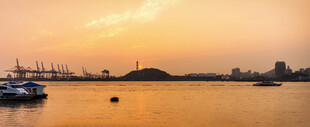 夕阳下的海港美景