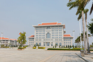 宏伟建筑前的开阔广场