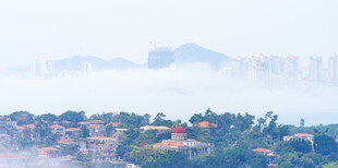 雾中城市与多彩民居景观