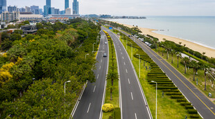 沿海公路旁的城市风光