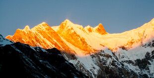 日照金山壮丽雪山景观