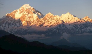 日照金山壮丽雪山景观