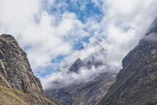 云雾缭绕的壮丽高山景色