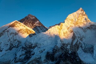 日照雪山壮丽美景