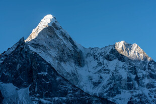 巍峨雪山壮丽景致