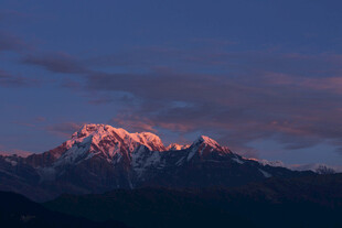 夕阳下的壮丽雪山景观