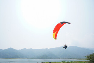 空中滑翔者畅享自由飞翔