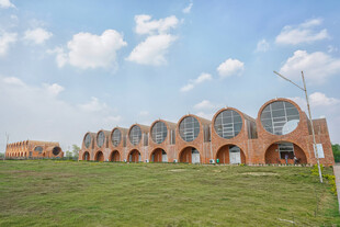 红砖拱形建筑开阔草地