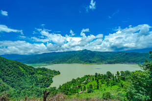 青山绿水间的秀丽江景
