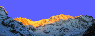 雪山日出美景