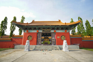中式红墙古建筑大门