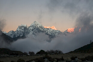 雪山晨曦美景