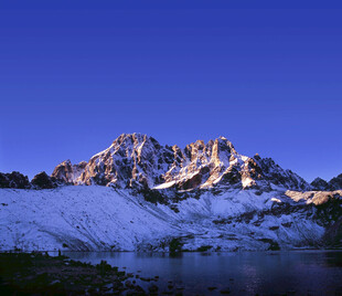 雪山湖泊壮丽自然景观