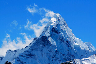 巍峨雪山壮丽景观