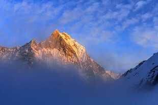 壮丽雪山日出景观