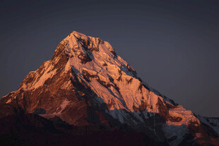 夕阳下的壮丽雪山