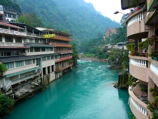 山间绿水畔的古朴建筑群