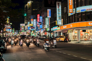 繁华都市夜摩托穿行街头