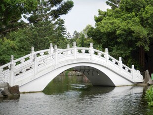 中式石拱桥横跨绿水