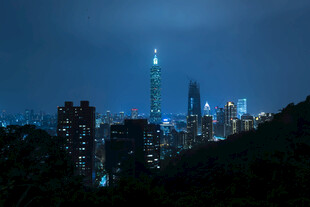 台北夜景璀璨高楼与夜色交融