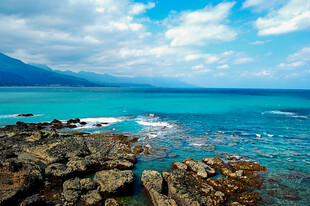 海边礁石与碧蓝大海美景