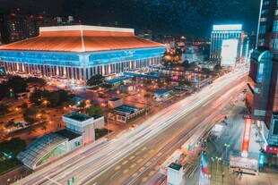 城市夜景中的热闹街区