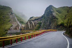 山间蜿蜒公路美景
