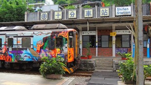 彩色涂鸦装饰火车