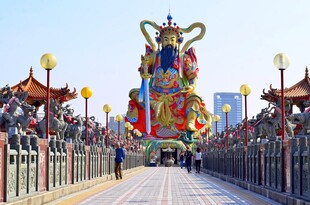 壮观多彩神像立于长道