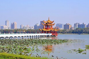 湖畔古亭与城市风光